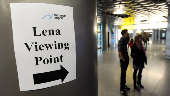 Hinweisschild am Flughafen Hannover. © dpa Foto: Maurizio Gambarini