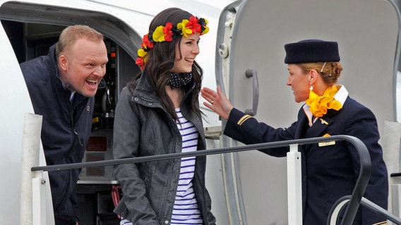 Die Gewinnerin des Eurovision Song Contest in Oslo, Lena Meyer-Landrut und TV-Moderator Stefan Raab steigen am Sonntag (30.05.2010) auf dem Flughafen in Hannover aus dem Flugzeug. © dpa Foto: Maurizio Gambarini