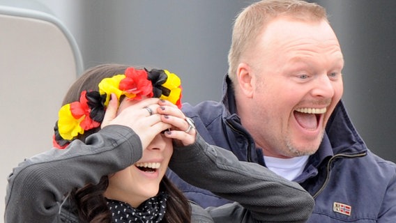 Die Gewinnerin des Eurovision Song Contest in Oslo, Lena Meyer-Landrut und TV-Moderator Stefan Raab steigen am Sonntag (30.05.2010) auf dem Flughafen in Hannover aus dem Flugzeug. © dpa Foto: Maurizio Gambarini