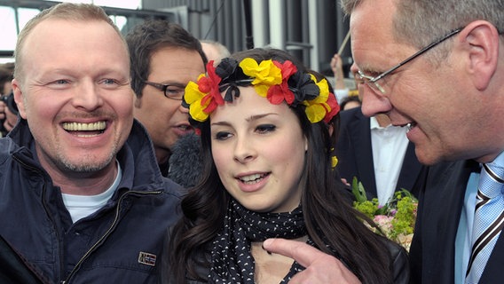 Lena Meyer-Landrut und TV-Moderator Stefan Raab (l), werden am Sonntag (30.05.2010) von Ministerpräsident Christian Wulff (CDU) auf dem Flughafen Hannover begrüßt. © dpa Foto: Peter Steffen