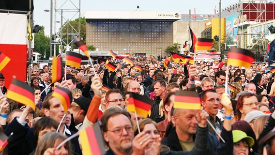 Fans auf dem Spielbudenplatz  Foto: Lars Kaufmann / NDR