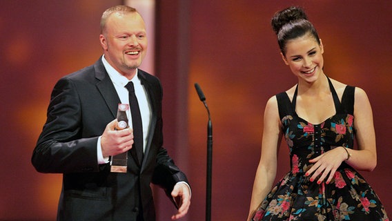 Stefan Raab und Lena Meyer-Landrut freuen sich über den Deutschen Fernsehpreis © dpa Foto: Rolf Vennenbernd