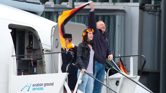 Lena Meyer-Landrut und Stefan Raab auf dem Flughafen Hannover am 30. Mai 2010 © dpa - Bildfunk Foto: Maurizio Gambarini