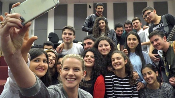 ESC-Teilnehmerin Levina zu Besuch in Armenien © NDR 