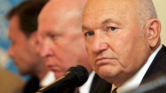 Moskaus Bürgermeister Juri Luschkow und im Hintergrund sein damaliger Stellvertreter, Waleri Schanzew, bei einer Pressekonferenz 2005. Moskaus Bürgermeister Juri Luschkow und im Hintergrund sein damaliger Stellvertreter, Waleri Schanzew, bei einer Pressekonferenz 2005. © dpa - Report Foto: Ahmad Yusni
