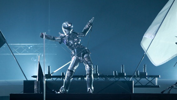 Ein Roboter auf der Bühne bei dem Auftritt der türkischen Band Manga. © eurovision.tv Foto: Giel Domen (EBU)