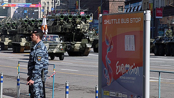 Panzer vor der ESC-Shuttle-Haltestelle © NDR.de Foto: Rolf Klatt