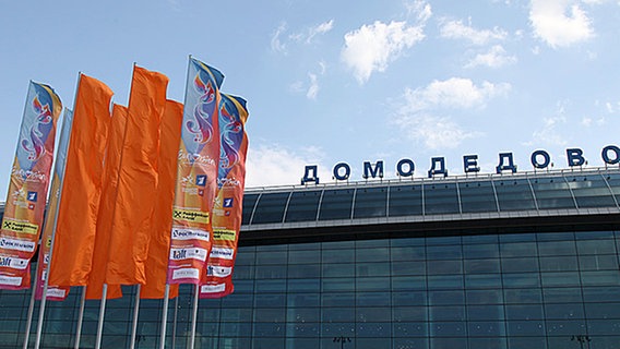 ESC-Fahnen vor dem Moskauer Flughafen © NDR.de Foto: Rolf Klatt