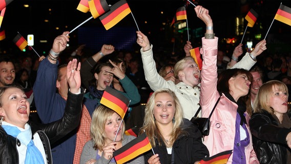 Das Publikum der Finalparty auf der Reeperbahn © NDR Foto: Lars Kaufmann