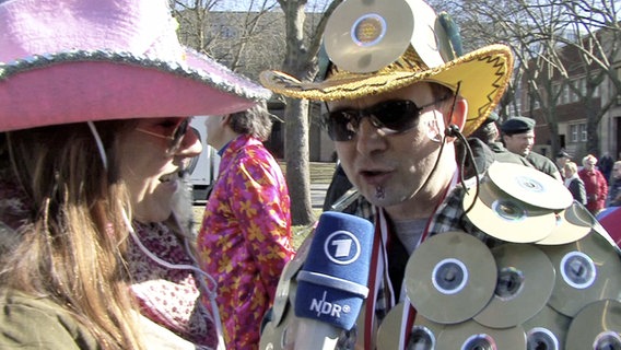 Videoreporterin Sandra Hofmann beim Karneval in Düsseldorf  Foto: Tim Peters