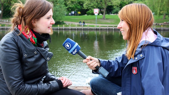 Olga Grjasnowa wird von Sandra Hofmann interviewt.  