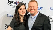 Lena Meyer-Landrut und Stefan Raab lachen in die Kamera  Foto: Willi Weber