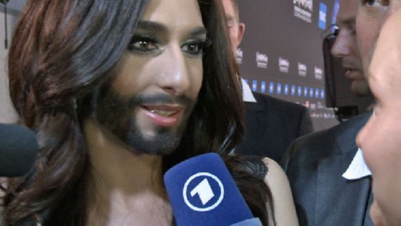 Conchita Wurst im Interview mit Janin Reinhardt © NDR Foto: Screenshot