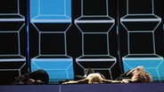 Tänzer liegen am Boden bei den Proben von Zoli Ádok. © eurovision.tv Foto: Alain Douit (EBU)