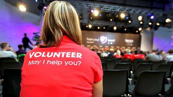 Volunteers beim ESC in Düsseldorf. © NDR 