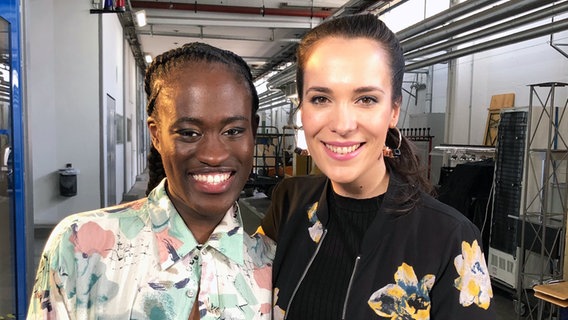 Ivy Quainoo und Alina Stiegler im Backstage-Bereich. © NDR 