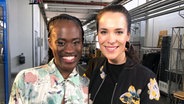 Ivy Quainoo und Alina Stiegler im Backstage-Bereich. © NDR 