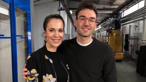 Alina Stiegler und Ryk im Backstage-Bereich. © NDR 