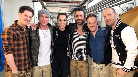 Alina Stiegler und voXXclub im Backstage-Bereich. © NDR 