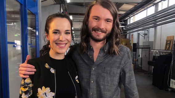 Alina Stiegler und Xavier Darcy im Backstage-Bereich. © NDR 