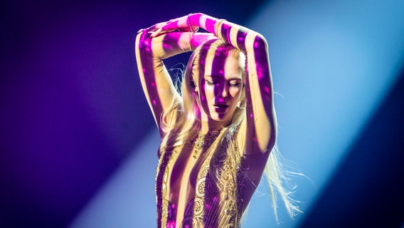 Aly Ryan singt "Wear Your Love" auf der Bühne beim Vorentscheid in Berlin.  Foto: Julian Rausche