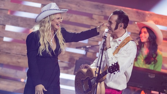 Barbara Schöneberger und The Bosshoss beim ESC Vorentscheid 2023. © picture alliance/dpa | Rolf Vennenbernd 