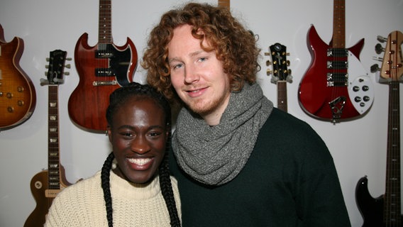 Ivy Quainoo und Michael Schulte lachen in die Kamera © Peter PRINZ ESC Blog 