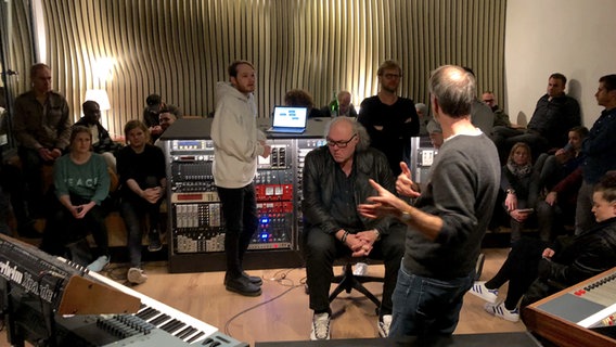 Künstler und Komponisten präsentieren im Studio Songs  Foto: Christoph Pellander
