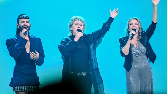 Conchita, Gitte Hænning und Jane Comerford beim deutschen Vorentscheid 2022. © picture alliance/dpa-POOL Foto: Britta Pedersen