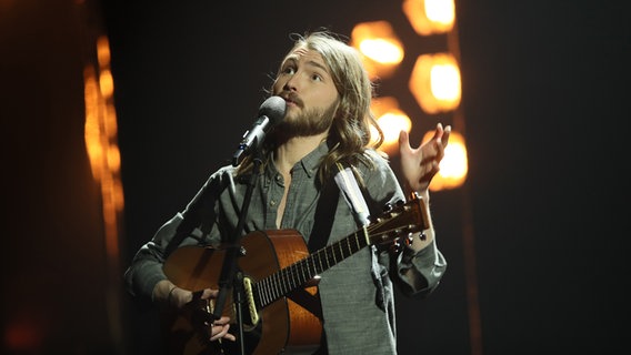 Xavier Darcy auf der Bühne beim Vorentscheid 2018 in Berlin. © NDR Foto: Rolf Klatt