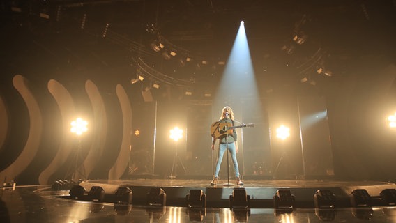 Xavier Darcy auf der Bühne beim Vorentscheid 2018 in Berlin. © NDR Foto: Rolf Klatt