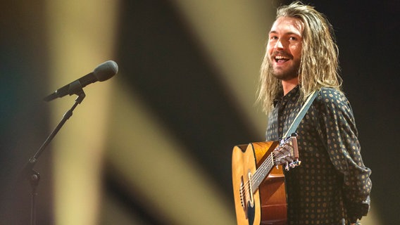 Xavier Darcy auf der Bühne beim Vorentscheid 2018 in Berlin. © NDR Foto: Rolf Klatt