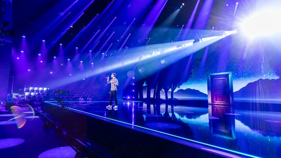 Gregor Hägele singt "Let Me Go" auf der Bühne beim Vorentscheid in Berlin.  Foto: Julian Rausche