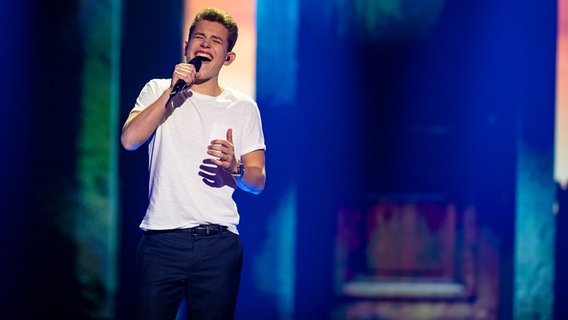 Gregor Hägele singt "Let Me Go" auf der Bühne beim Vorentscheid in Berlin. © NDR Foto: Rolf Klatt