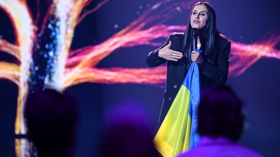 Die ukrainische Sängerin Jamala beim deutschen Vorentscheid auf der Bühne. © picture alliance/dpa-POOL Foto:  Britta Pedersen