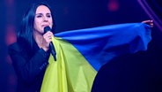 Die ukrainische Sängerin Jamala beim deutschen Vorentscheid auf der Bühne. © picture alliance/dpa-POOL Foto:  Britta Pedersen