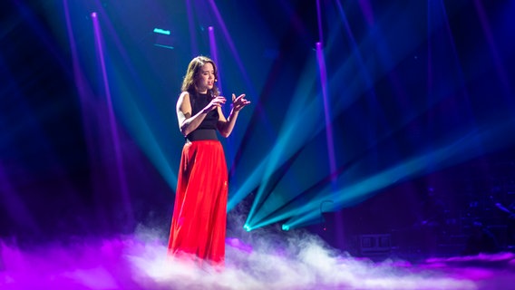 Lilly Among Clouds mit "Surprise" auf der Bühne beim Vorentscheid in Berlin.  Foto: Julian Rausche