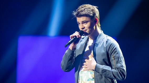 Linus Bruhn mit "Our City" auf der Bühne beim Vorentscheid in Berlin.  Foto: Julian Rausche