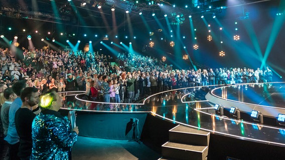 Publikum vor einer Bühne © NDR Foto: Rolf Klatt