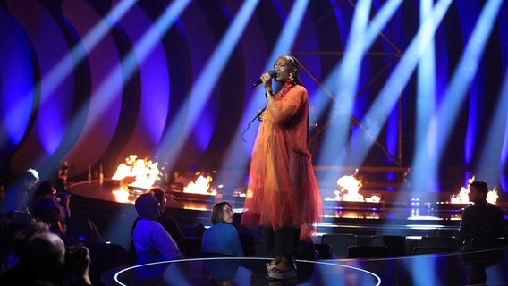 Ivy Quainoo mit "House On Fire" auf der Bühne. © NDR Foto: Rolf Klatt