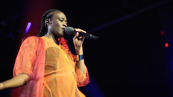 Ivy Quainoo mit "House On Fire" auf der Bühne. © NDR Foto: Rolf Klatt