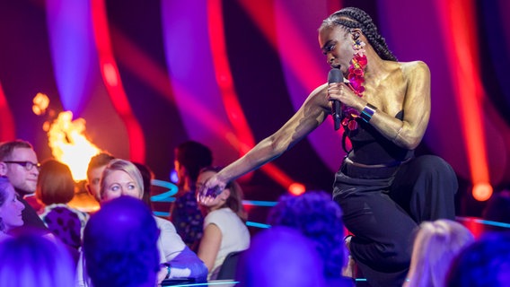 Ivy Quainoo mit "House On Fire" auf der Bühne. © NDR Foto: Rolf Klatt