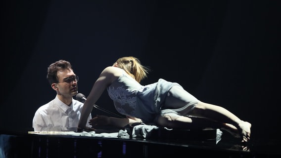 Ryk mit einer Tänzerin auf dem Klavier auf der Bühne in Berlin. © NDR Foto: Rolf Klatt