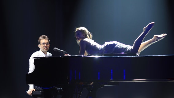 Ryk am Klavier auf der Bühne in Berlin, mit einer Tänzerin. © NDR Foto: Rolf Klatt