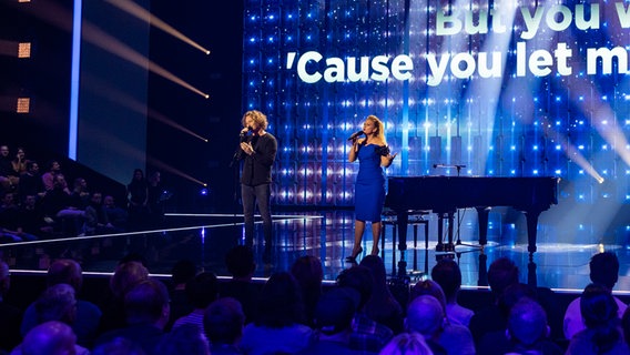 Michael Schulte und Barbara Schöneberger singen gemeinsam auf der Bühne in Berlin. © NDR Foto: Rolf Klatt