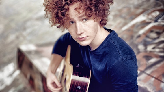 Der Sänger Michael Schulte spielt Gitarre.  Foto: Sven Sindt