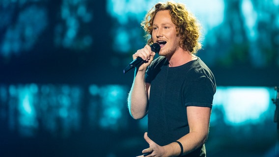 Michael Schulte singt auf der Bühne in Berlin. © NDR Foto: Rolf Klatt