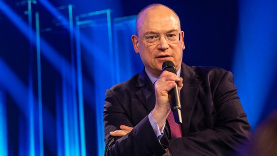 ARD-Unterhaltungskoordinator Thomas Schreiber auf der Bühne beim Vorentscheid in Berlin. © NDR Foto: Rolf Klatt