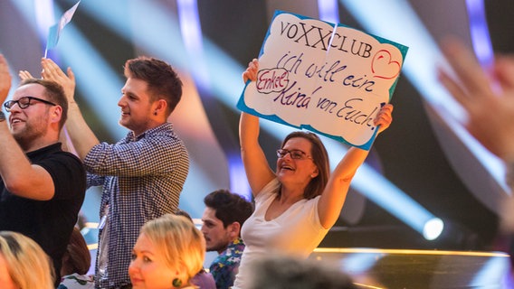 Fans von VoxxClub mit einem Schild in der Hand. © NDR Foto: Rolf Klatt