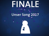 Eine Figur hält ein Mikrofon  